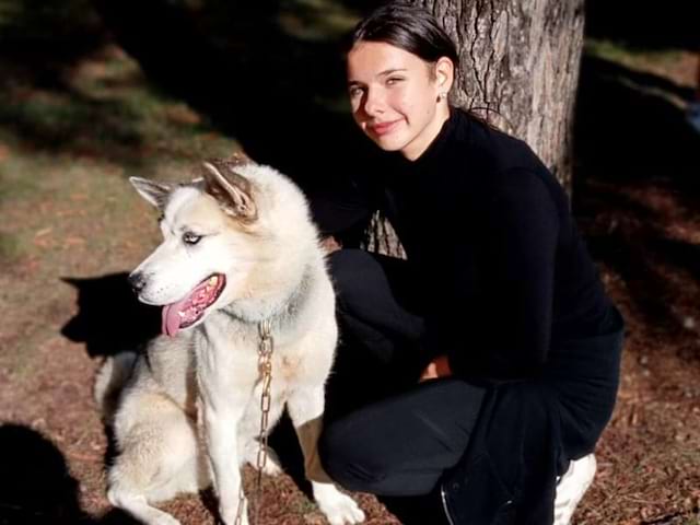 Activité cani rando où une jeune est avec son chien à Hauteluce