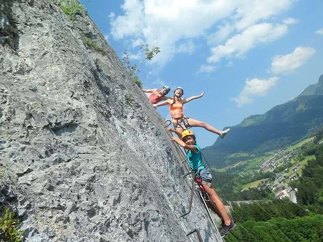 Jeunes filles qui font de l'escalade durant leur colo à la montagne cet automne