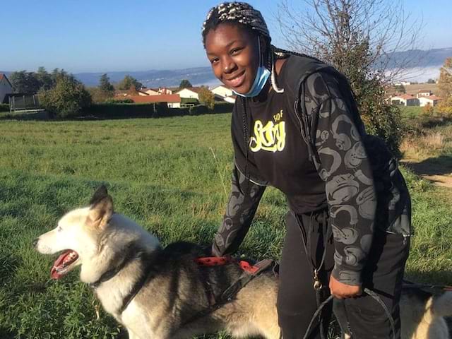 Ado qui caresse son chien lors de l'activité Cani Rando durant la colo les 3 éléments de l'automne