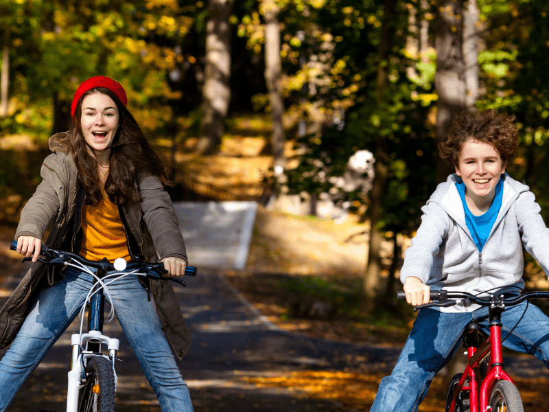 Deux ados qui dévalent une pente à vélo lors de leur colo de vacances les 3 éléments à Monistrol