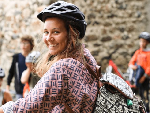 Jeune ado en train de faire du vélo durant sa colo de vacances automnale : les 3 éléments