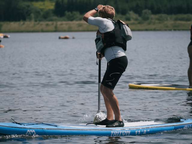 Ado qui fait du paddle en colo de vacances multi activité en Savoie cet automne lors de la colo les 3 éléments