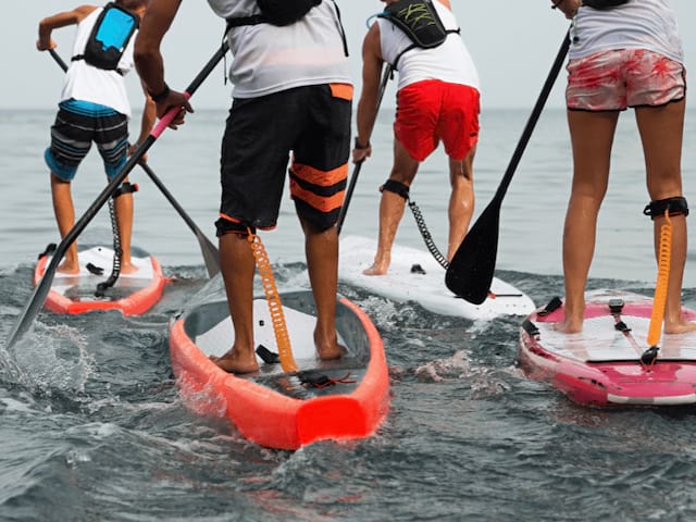 Ados qui s'essayent au paddle en colo de vacances multi activité en Savoie cet automne lors de la colo les 3 éléments