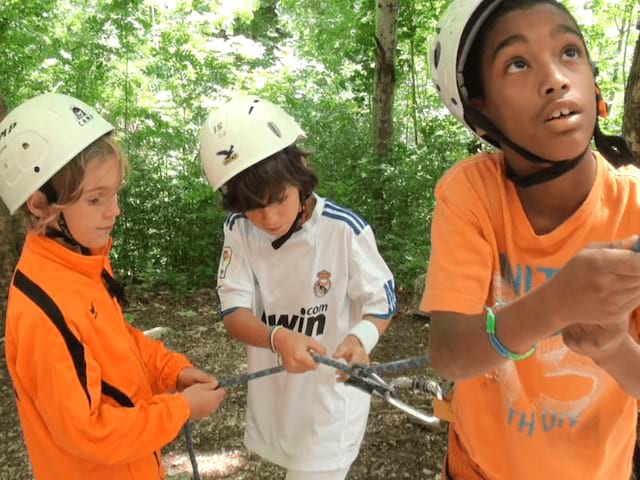descente en rappel escalade enfant colonie de vacances toussaint