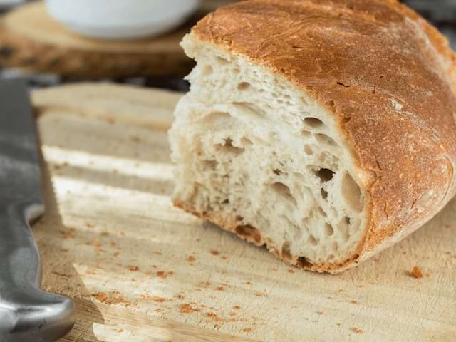 pain fait maison enfant en colonie de vacances toussaint