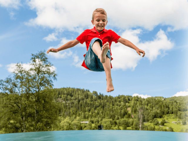 trampoline enfant colonie de vacances toussaint