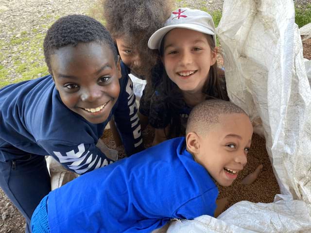 Groupe d'enfants qui s'amusent en colo de vacances artistique à Retournac