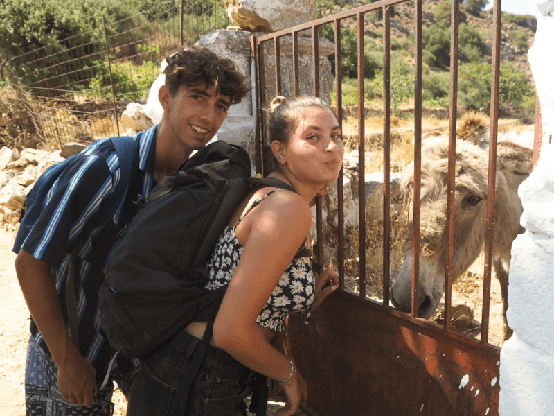 Deux ados qui profitent de leurs vacances en Grèce 