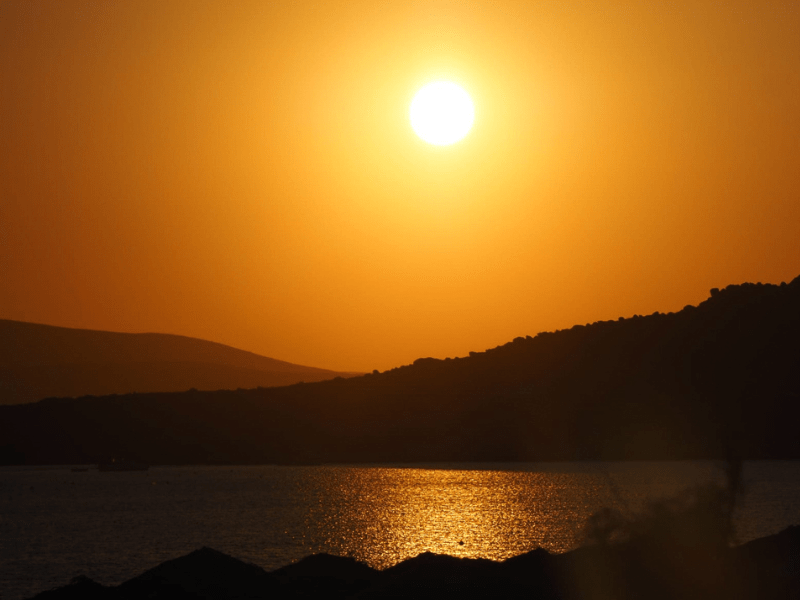 Couché de soleil en colo de vacances cet automne sur la plage en Grèce