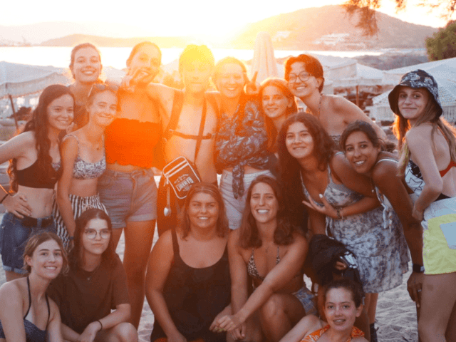 Groupe d'ados qui profitent et s'amusent bien durant leur colonie de vacances cet automne 2023