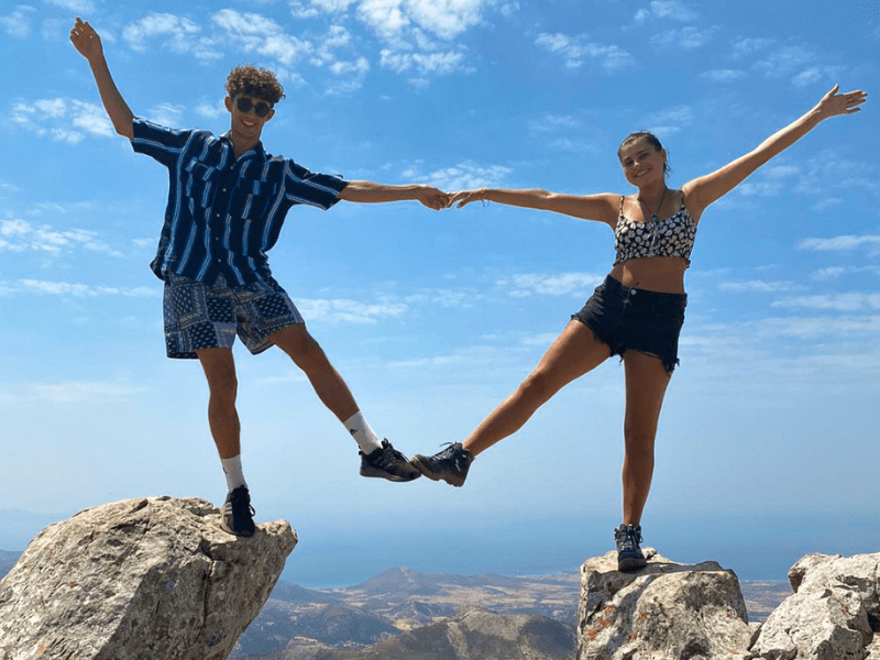 Deux ados en colo de vacances itinérante en Grèce cet automne pour les 13-17 ans