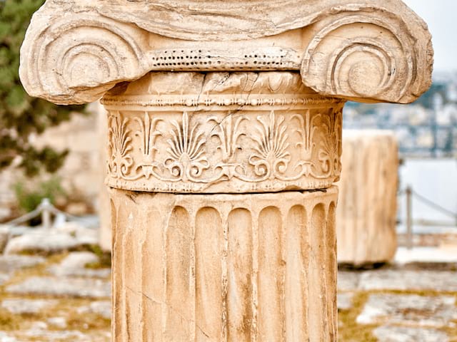 Colonne typiquement grecque observée en colo de vacances cet automne