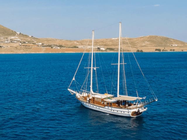 Excursion en bateau dans les iles grecques durant la colonie de vacances de la toussaint cet automne où les 13-17 ans se sont bien amusés