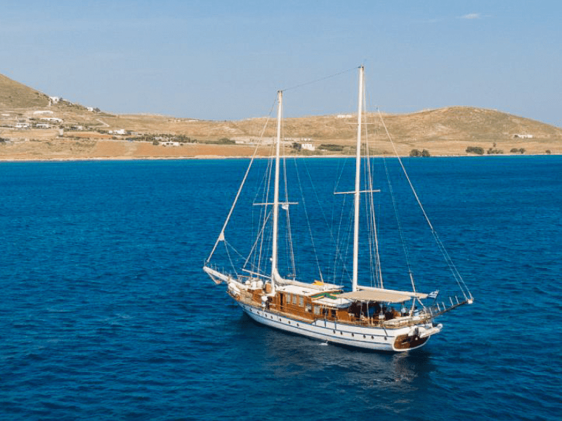 Excursion en bateau dans les iles grecques durant la colonie de vacances de la toussaint cet automne où les 13-17 ans se sont bien amusés