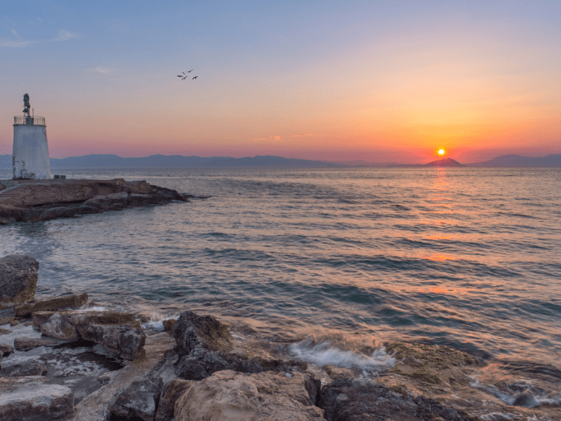 Couché de soleil en colo de vacances cet automne sur la plage en Grèce à Poros