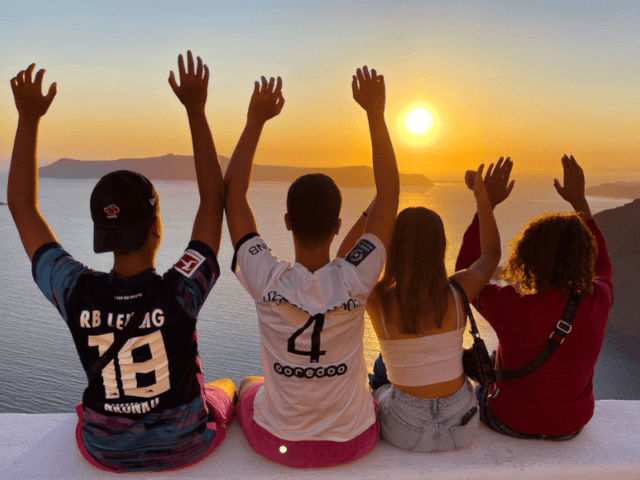 Groupe d'ados en colo de vacances en Grèce à Athènes cet automne