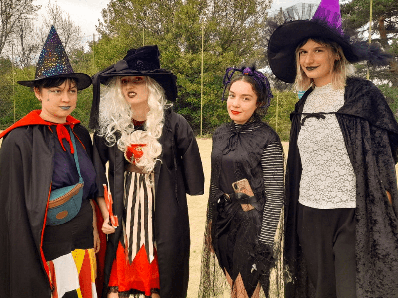 Groupe de jeunes de 14 ans déguisés pour Halloween en colo de vacances artistique à Retournac