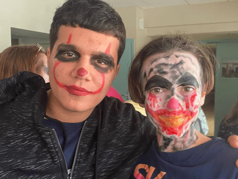 Jeunes de 14 ans maquillés pour fêter Halloween en colo de vacances artistique à Retournac