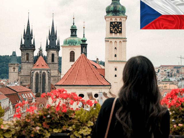 Jeune ado de dos en colo de vacances à Prague en Republique Tcheque cet automne