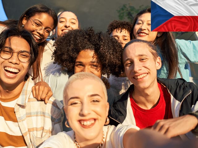Groupe d'ados de 15 à 17 ans en colo de vacances à Prague en Republique Tcheque cet automne