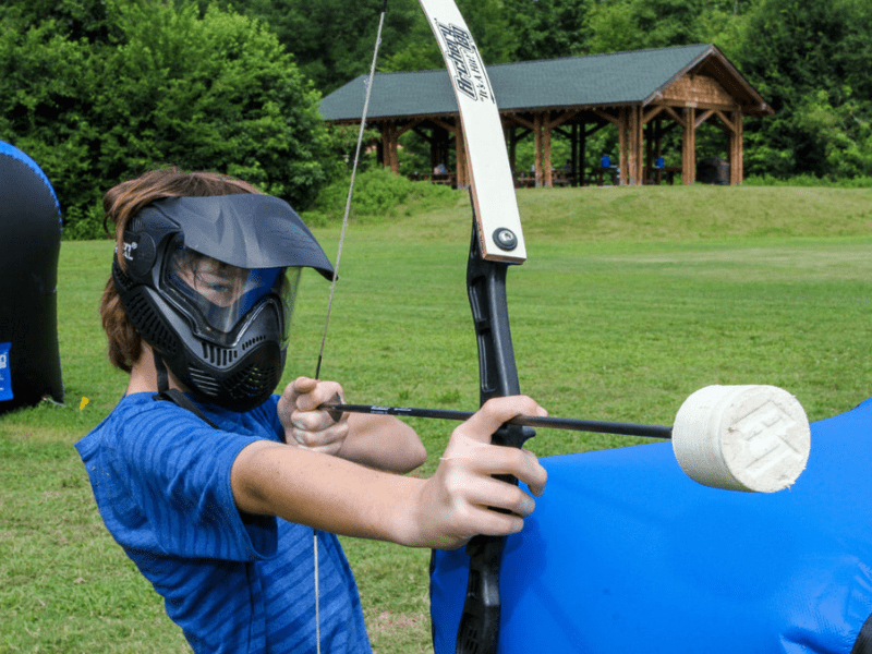 Activité Archery Tag en colonie de vacances multi activités durant les vacances d'automne