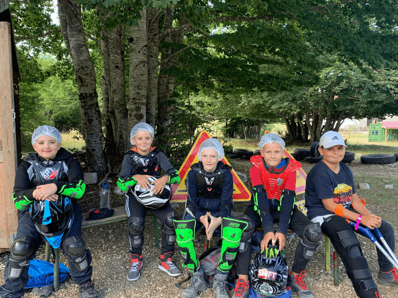 Groupe enfants en colo moto cet automne aux Plans d'Hotonnes qui s'amusent