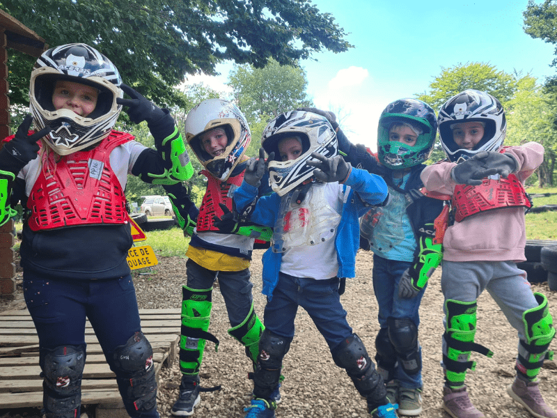 Groupe de jeunes en colo de vacances moto cet automne aux plans d'hotonnes