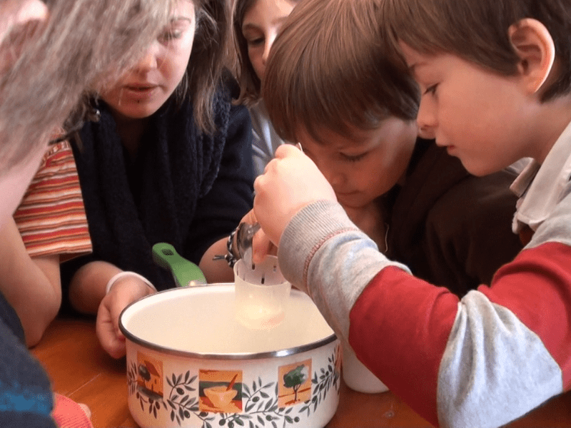 Enfants qui font du fromage en colo de vacances Cuisine cet hiver à Retournac