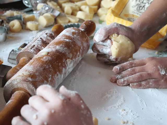 Enfants qui font de la patisserie en colo de vacances cet automne à Retournac