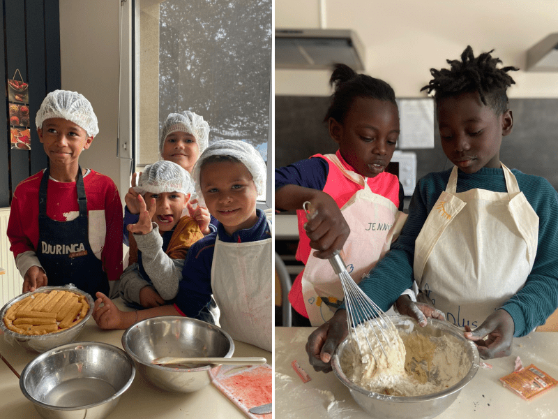 Jeunes qui font de la cuisine en colo de vacances Petits Chefs à Retournac
