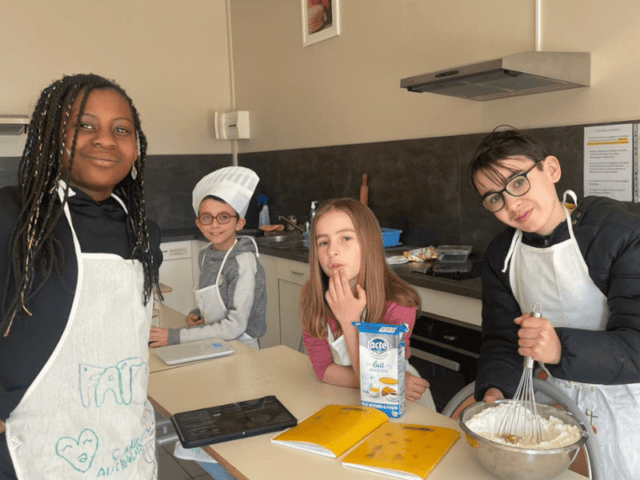 Jeunes de 11 ans qui font de la cuisine en colo de vacances Petits Chefs à Retournac