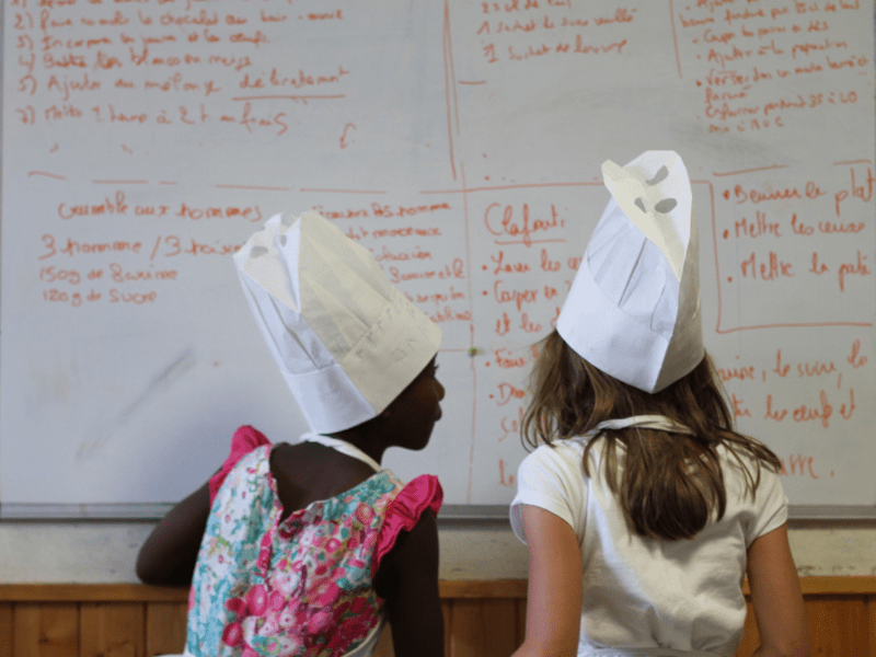 Jeunes filles en colo de vacances cuisine qui apprennent plein de nouvelles recettes au centre de Retournac