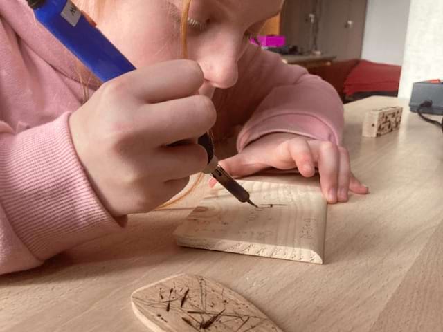 Activité gravure sur bois en colo de vacances Equitation cet automne aux Plans d'Hotonnes