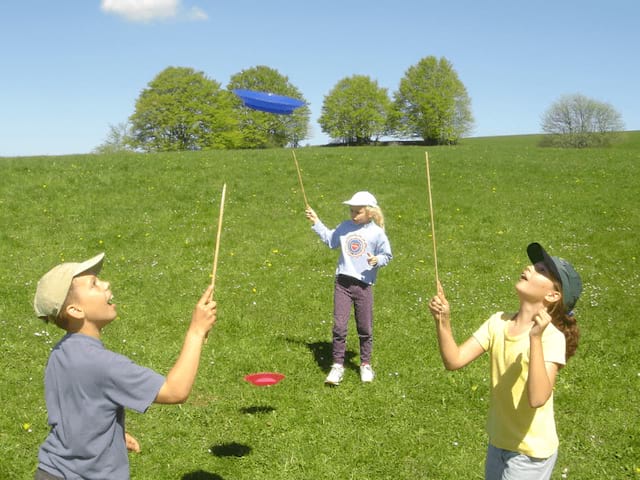 Enfants en colo de vacances Cirque cet automne à Retournac qui font tenir en équilibre des assiettes