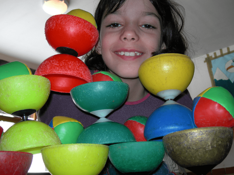 Enfant en colo de vacances Cirque en Auvergne cet automne qui fait du diabolo 