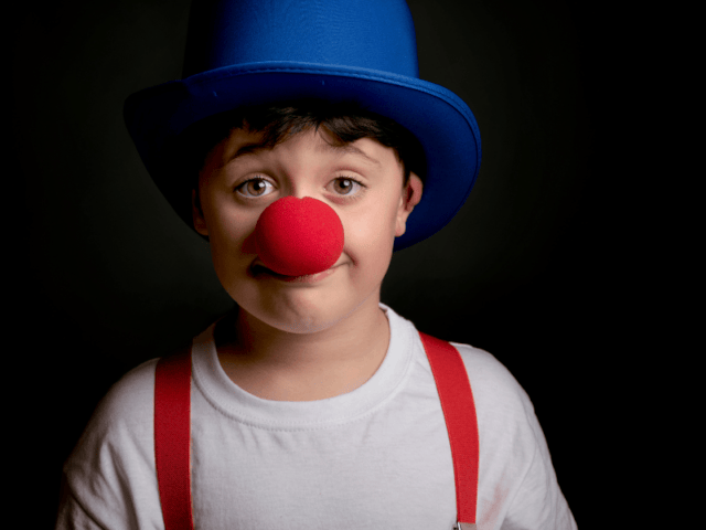 Enfant avec nez rouge en colo de vacances Cirque à Retournac cet automne