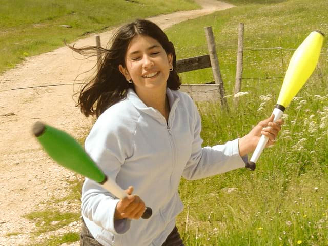 Jeune fille en colo de vacances Cirque cet automne à Retournac
