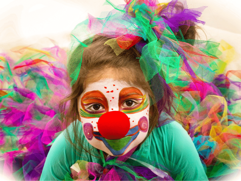 Jeune fille en colo de vacances artistique Cirque cet automne à Retournac pour les 6-10 ans