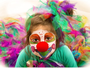 Jeune fille en colo de vacances artistique Cirque cet automne à Retournac pour les 6-10 ans