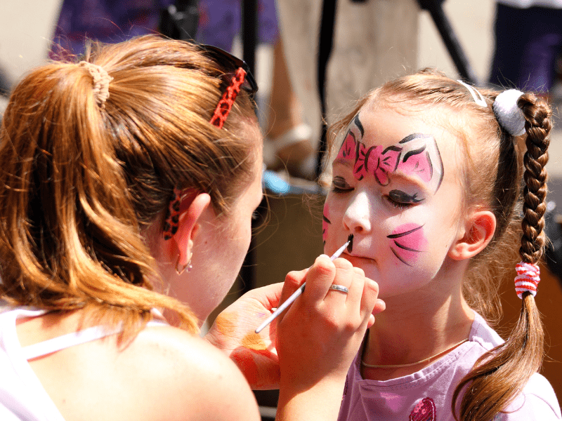 Enfant qui se fait maquiller pour le spectacle de cirque en colo de vacances cet automne à Retournac