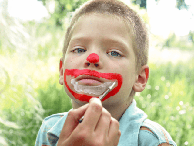 Enfant qui se fait maquiller pour le spectacle de cirque en colo de vacances cet automne à Retournac