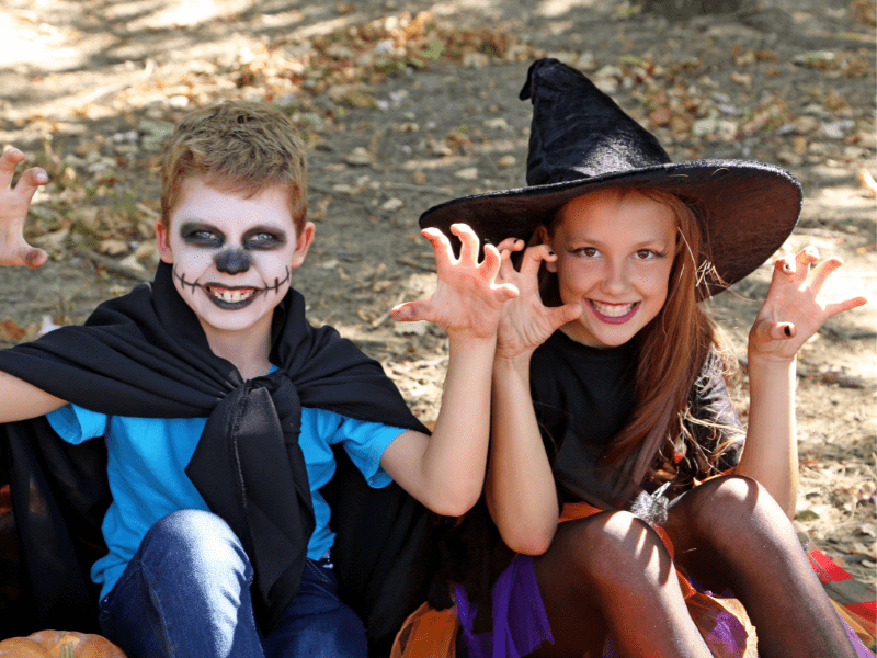 Jeunes qui fêtent Halloween en colo de vacances Sciences à Hauteluce 