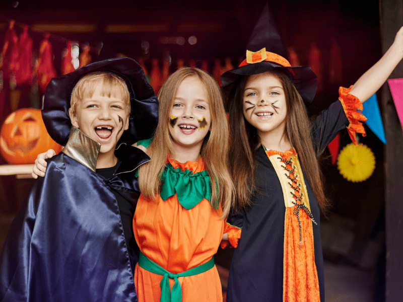 Jeunes qui fêtent Halloween en colo de vacances Sciences à Hauteluce 
