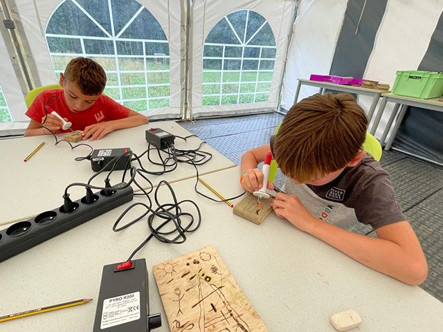 atelier pyrogravure en colonie de vacances cet automne
