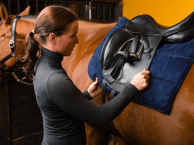 Jeune fille en colo de vacances Equitation Tous en selle cet automne