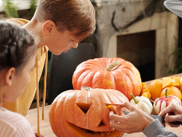 Jeunes en colonie de vacances équitation qui fêtent Halloween à la Toussaint