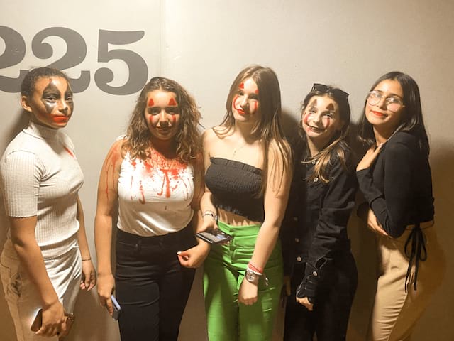 Ados en colo de vacances Equitation qui se sont maquillées pour fêter Halloween à la Toussaint