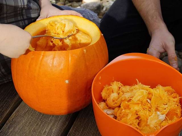 Préparation de citrouilles en colo de vacances multi activités durant la Toussaint