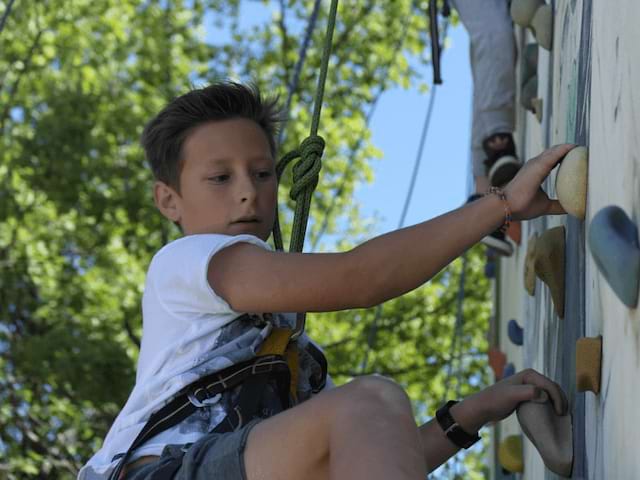 Activité escalade durant la colo vacances spéciale Halloween 