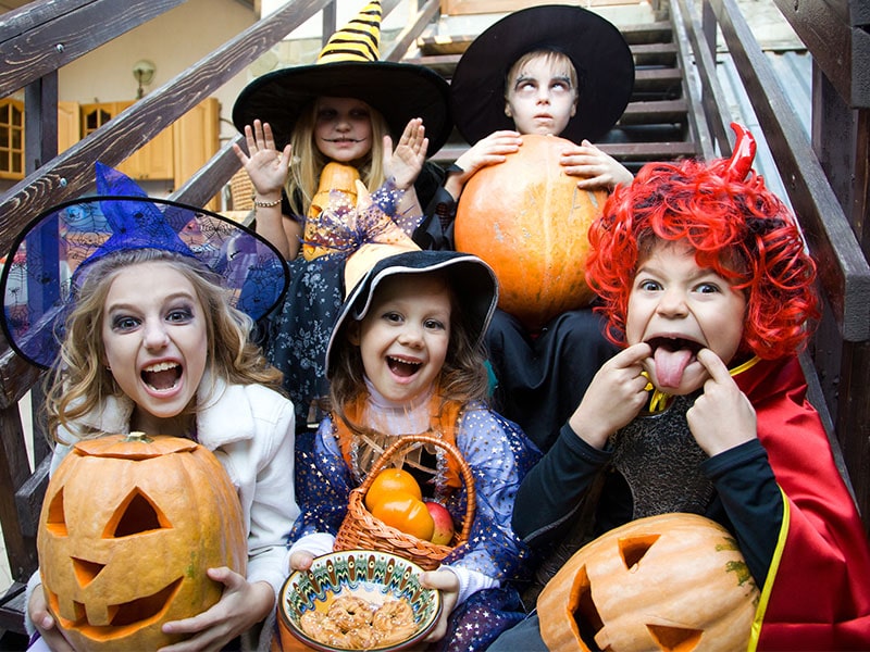 Enfants déguisés pour Halloween en colonie de vacances cet automne